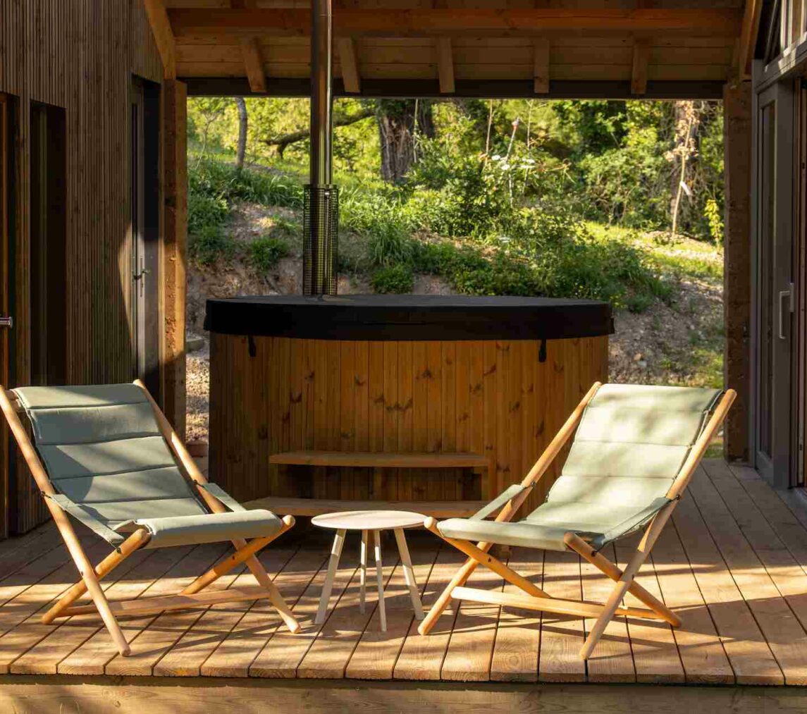 Jacuzzi privatif en terrasse du lodge Eau - Les Safranières, Aveyron