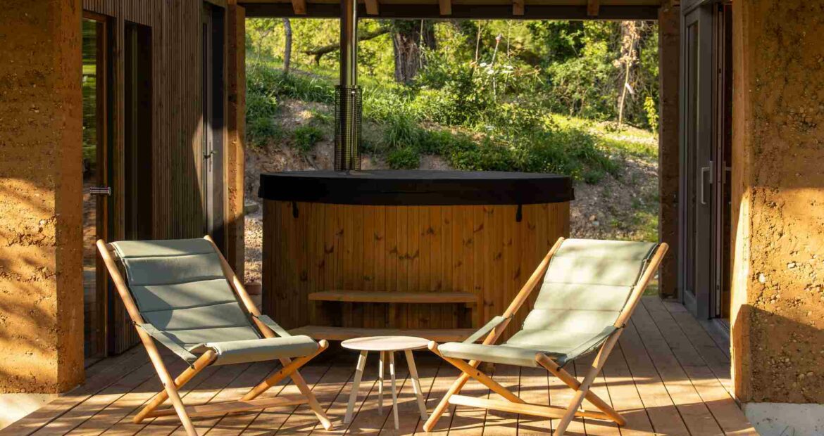 Jacuzzi privatif en terrasse du lodge Eau - Les Safranières, Aveyron