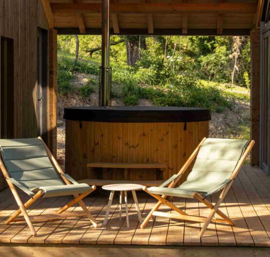 Jacuzzi privatif en terrasse du lodge Eau - Les Safranières, Aveyron