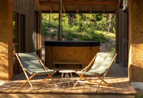 Jacuzzi privatif en terrasse du lodge Eau - Les Safranières, Aveyron