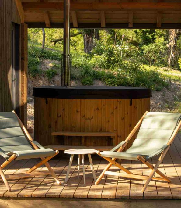 Jacuzzi privatif en terrasse du lodge Eau - Les Safranières, Aveyron
