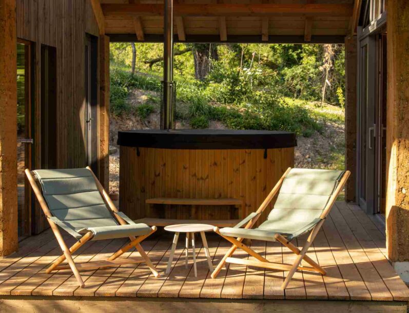 Jacuzzi privatif en terrasse du lodge Eau - Les Safranières, Aveyron
