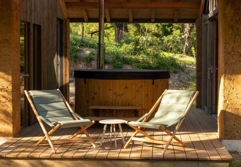 Jacuzzi privatif en terrasse du lodge Eau - Les Safranières, Aveyron