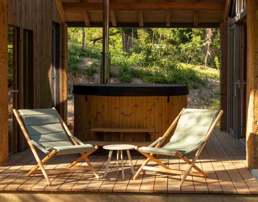 Jacuzzi privatif en terrasse du lodge Eau - Les Safranières, Aveyron