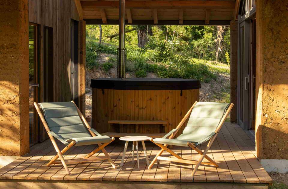 Jacuzzi privatif en terrasse du lodge Eau - Les Safranières, Aveyron