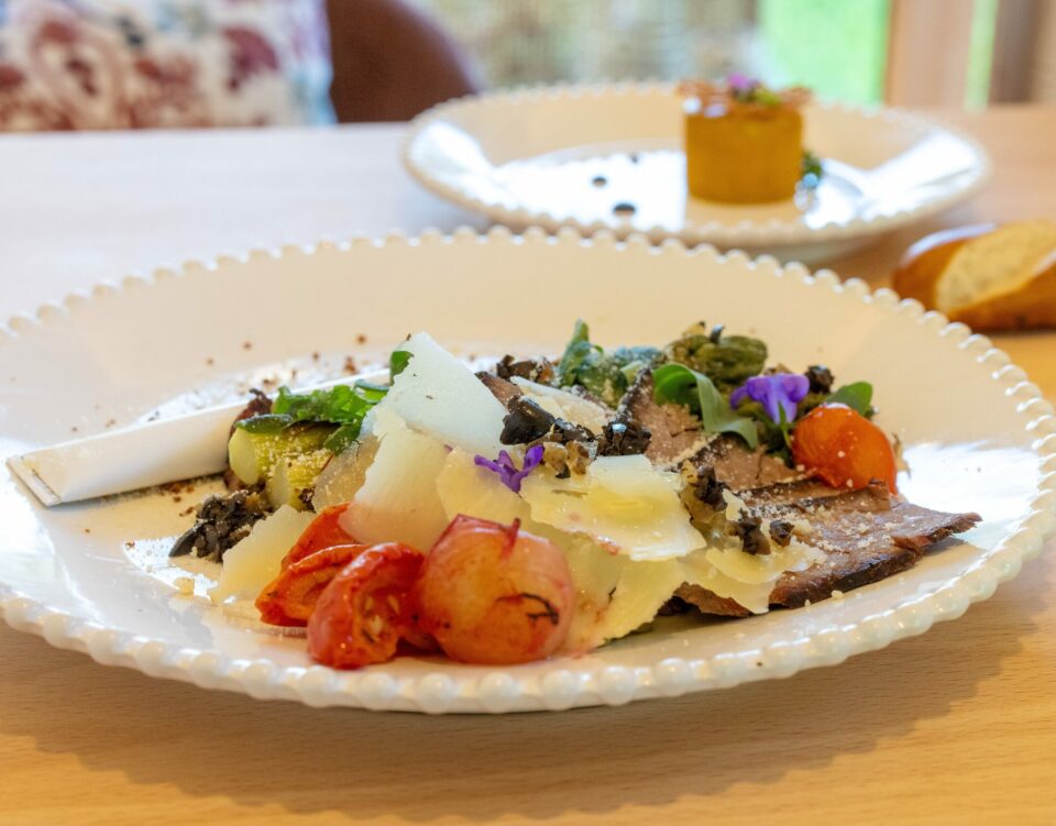 Assiette gastronomique aux légumes de saison, copeaux de fromage et fleurs comestibles – Les Safranières, Sauveterre-de-Rouergue