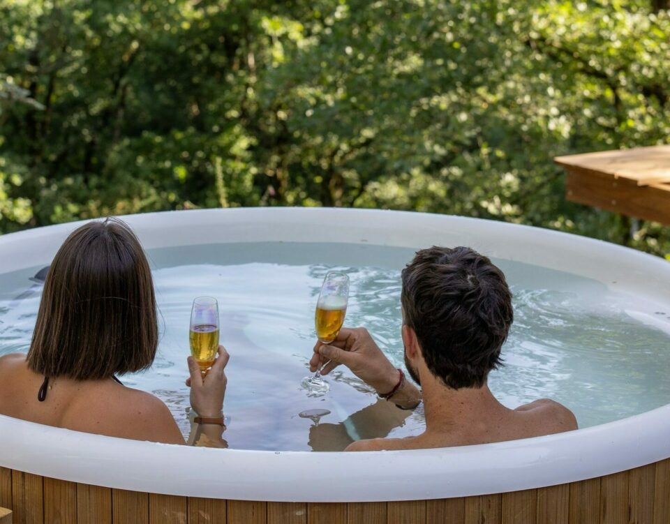 Moment de détente en couple dans le bain nordique avec vue sur la forêt – ecolodge Les Safranières, Aveyron