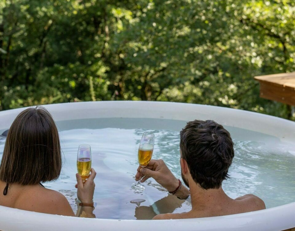 Moment de détente en couple dans le bain nordique avec vue sur la forêt – ecolodge Les Safranières, Aveyron