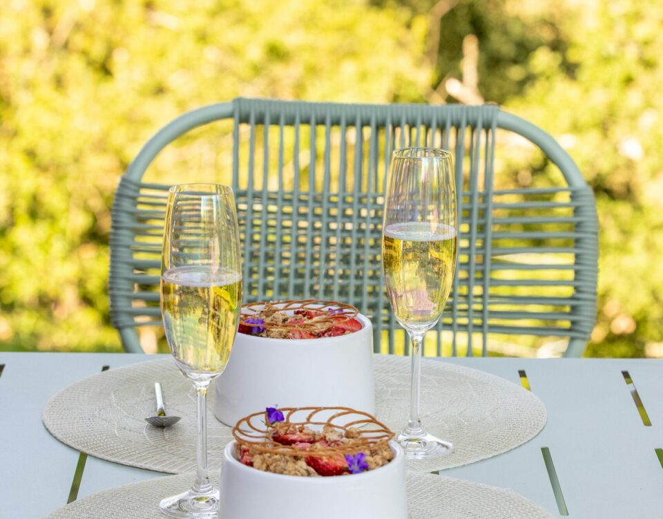 Desserts aux fraises et coupes de champagne servis en terrasse face à la nature – Les Safranières, Sauveterre-de-Rouergue
