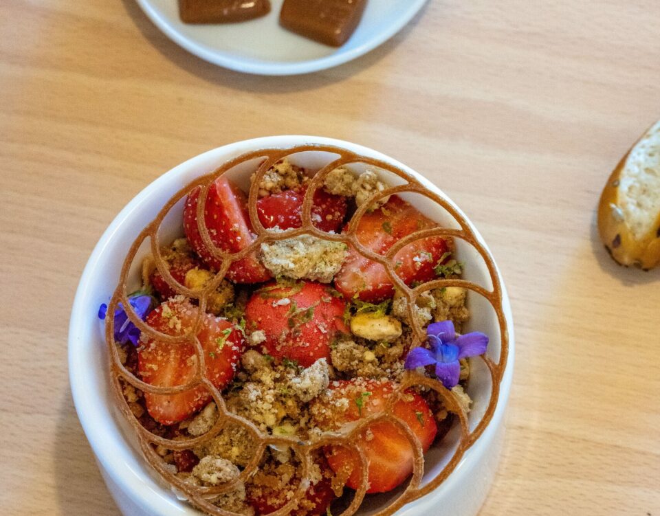 Dessert aux fraises, crumble et tuile croustillante, accompagné de mignardises – Les Safranières, Sauveterre-de-Rouergue