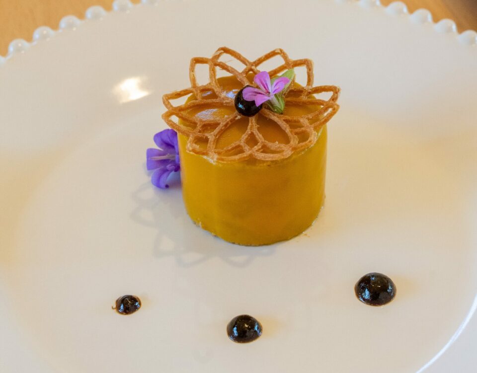 Entrée raffinée dressée à l'assiette avec fleurs comestibles – table d'hôtes des Safranières, Sauveterre-de-Rouergue