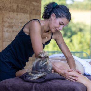 Massage bien-être en plein air sur la terrasse d'un lodge, face à la nature – Les Safranières, Sauveterre-de-Rouergue