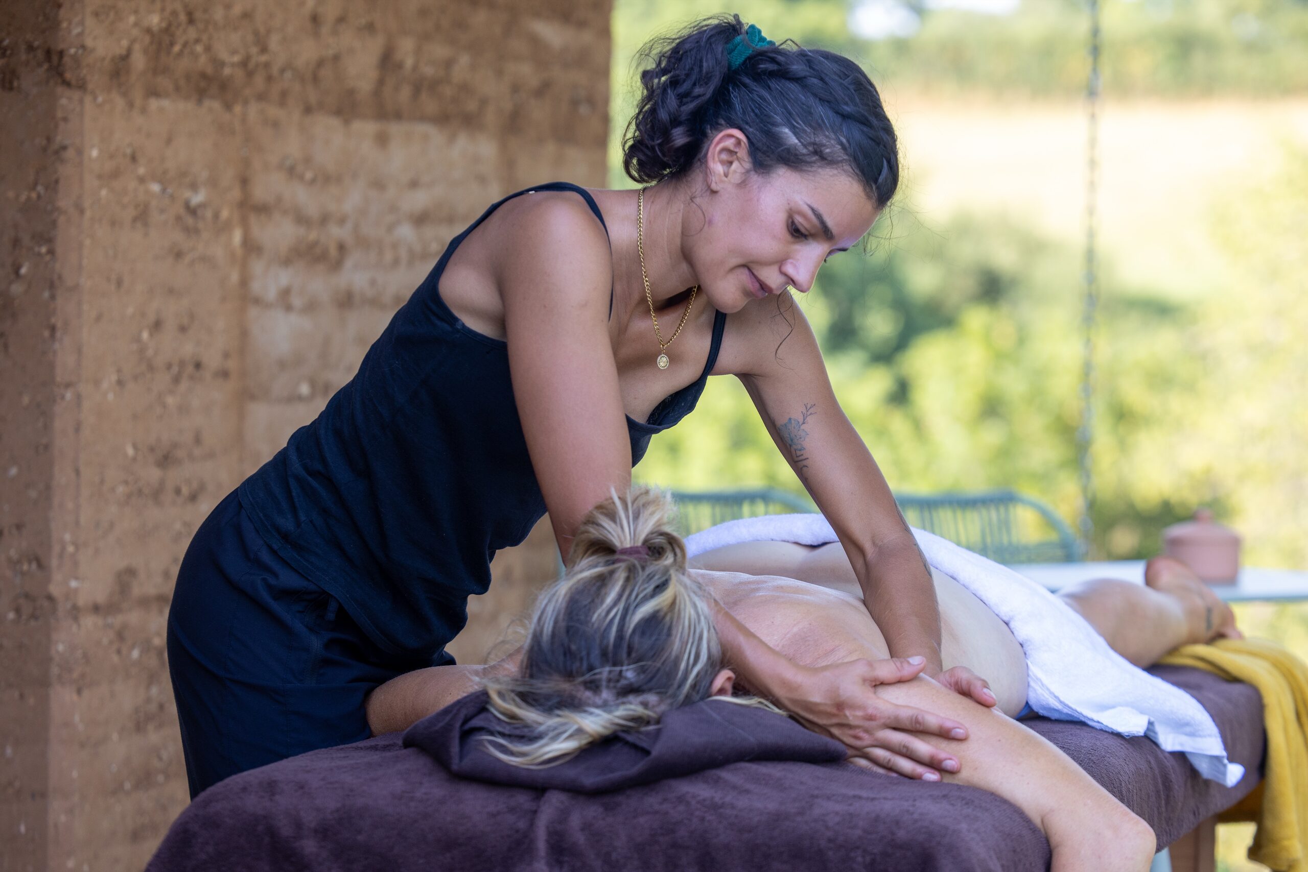 Massage bien-être en plein air sur la terrasse d'un lodge, face à la nature – Les Safranières, Sauveterre-de-Rouergue