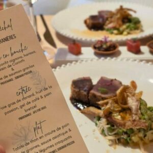 Menu de la table d'hôtes Le Sénéchal x Les Safranières : tataki de thon et mets gastronomiques – Sauveterre-de-Rouergue