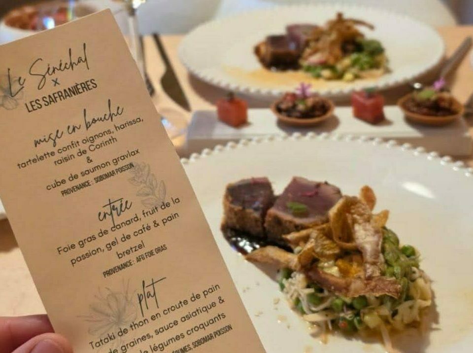 Menu de la table d'hôtes Le Sénéchal x Les Safranières : tataki de thon et mets gastronomiques – Sauveterre-de-Rouergue