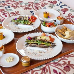 Plateau repas gastronomique servi en chambre, dressage soigné et produits de saison – Les Safranières, Sauveterre-de-Rouergue