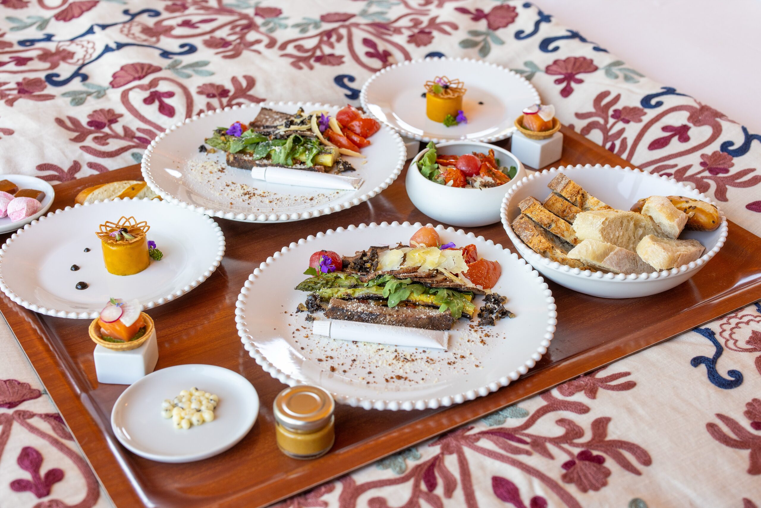 Plateau repas gastronomique servi en chambre, dressage soigné et produits de saison – Les Safranières, Sauveterre-de-Rouergue
