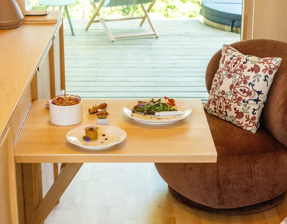 Repas gastronomique servi dans le lodge, avec vue sur la terrasse et le bain nordique – Les Safranières, Sauveterre-de-Rouergue