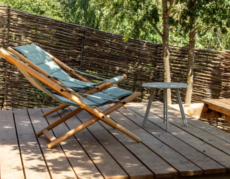 terrasse-bois-transats-gite-les-safranieres